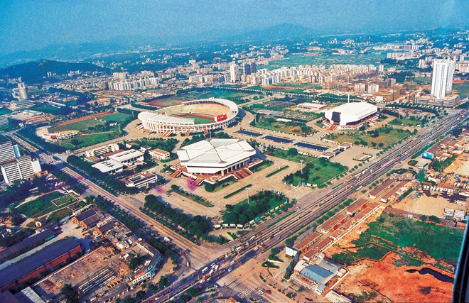 魏辉《开发天河中心》1985年广州承办第六届全运会，广州开始兴建天河体育中心主会场，广州新城由此诞生。.jpg