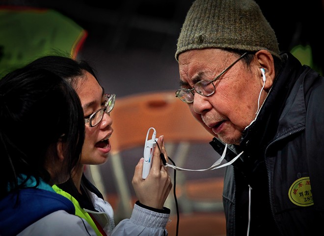 叶和坚《爷爷您听见了吗》肇庆市残联与澳州华人爱心慈善机构举办“听力无障碍，处处有天籁”——为万名听障人士发放助听器活动。2014.1.jpg